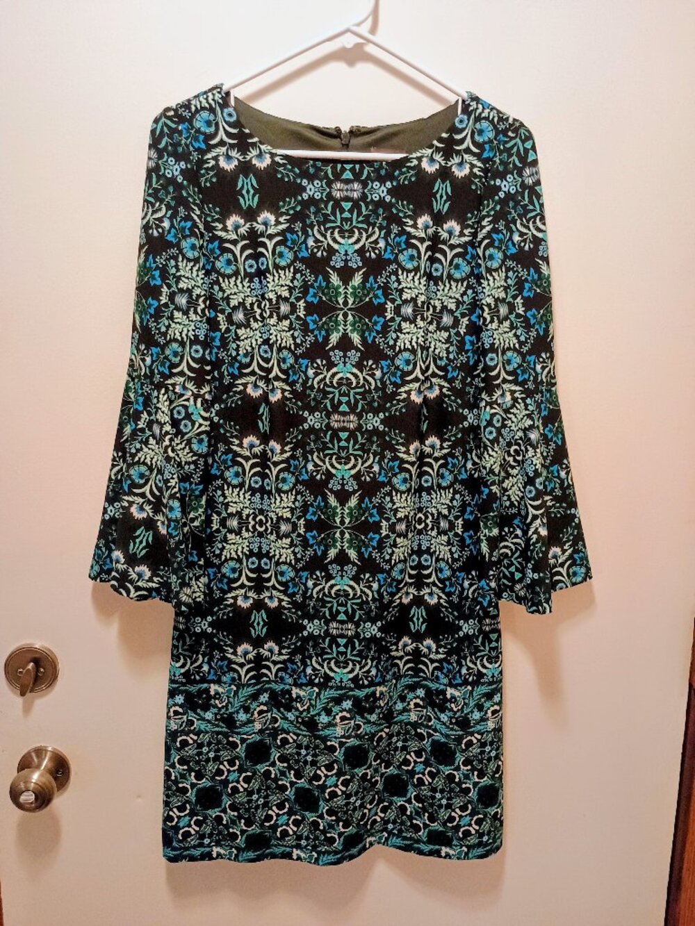 Comfortable, festive Vince Camuto dress.  New w/ tags, ladies size 6